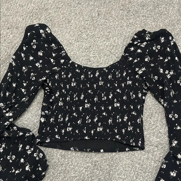 Hollister Black Floral Long Sleeve - Picture 5 of 5
